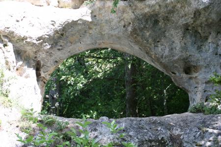 UN TROU? UNE ARCHE?